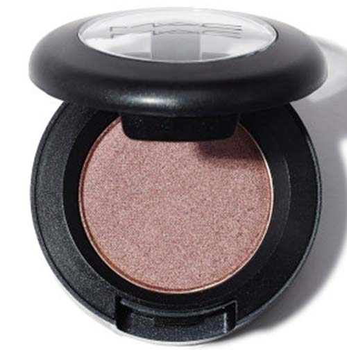 Shimmering taupe eyeshadow for green eye makeup