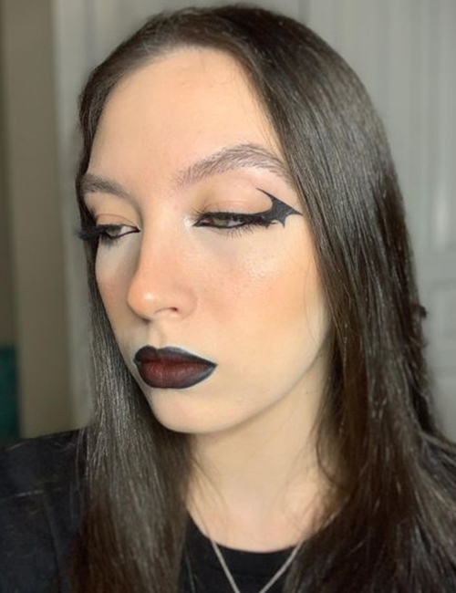 A simple bat wing eyeliner