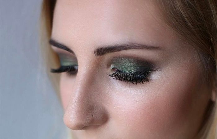 Dark green eye shadow makeup for brown eyes