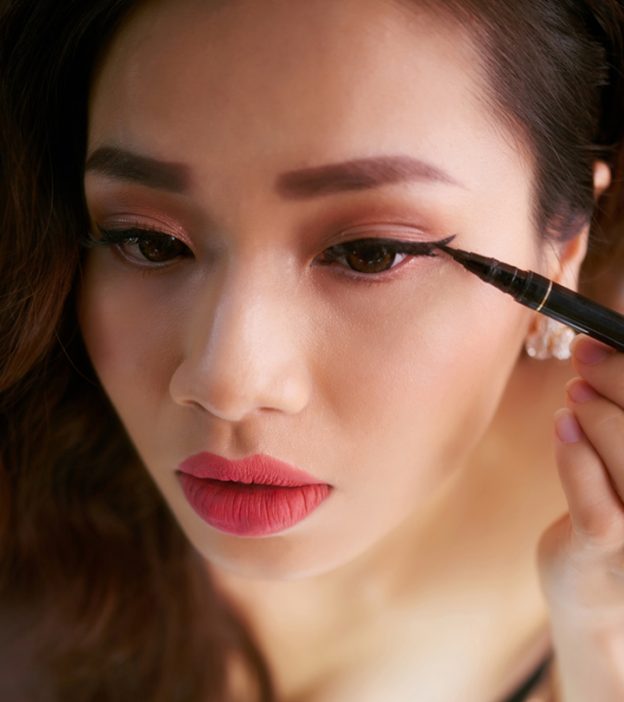 Makeup Tips To Make Small Eyes Look Bigger Using An Eyeliner