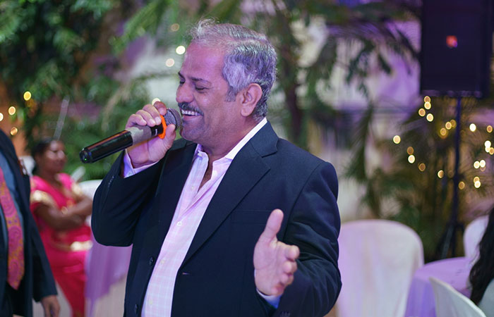 Singing as a way to entertain guests during mehendi