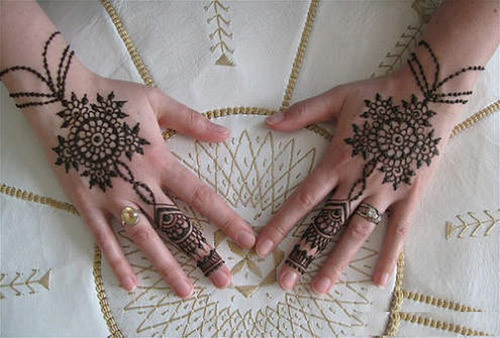 Traditional back hand mehendi design